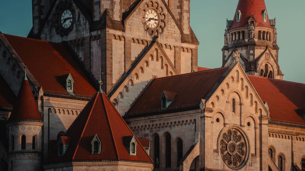 Kirche mit Backsteintürmen im Abendlicht